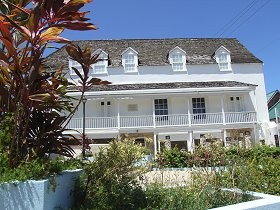 View of the front of the Arlington House Museum. A 3 storied, white washed, colonial-style plantation house.