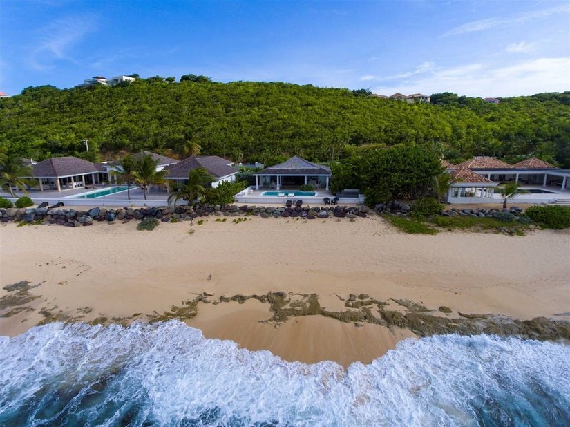 La Perla Classic - Aerial view across the beach