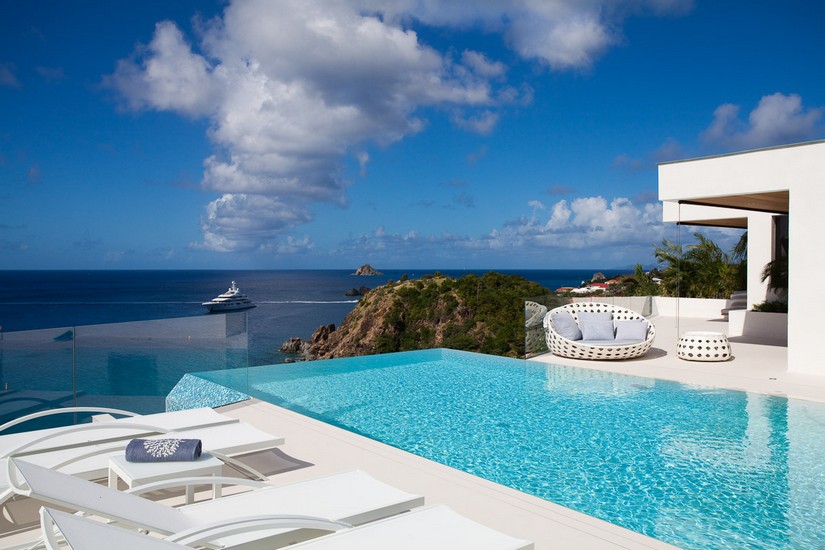 Infinity Pool, sun loungers and a massive yacht in the distant horizon at Villa Vitti