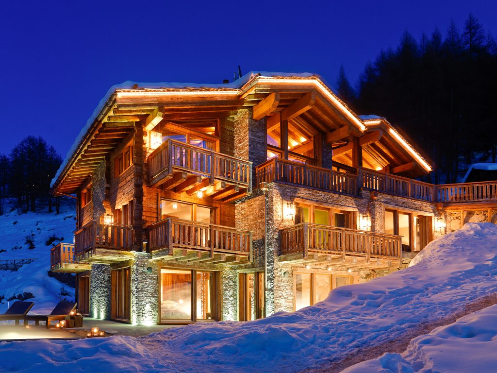 Chalet Les Anges luminous in the dusk One of the nicest Chalets in Zermatt - Les Anges glows prettily in the dusk