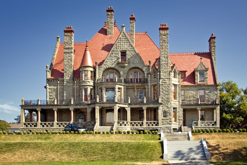 Visit the enchanting landmarks that Canada has to offer including this majestic and historical Castle. 