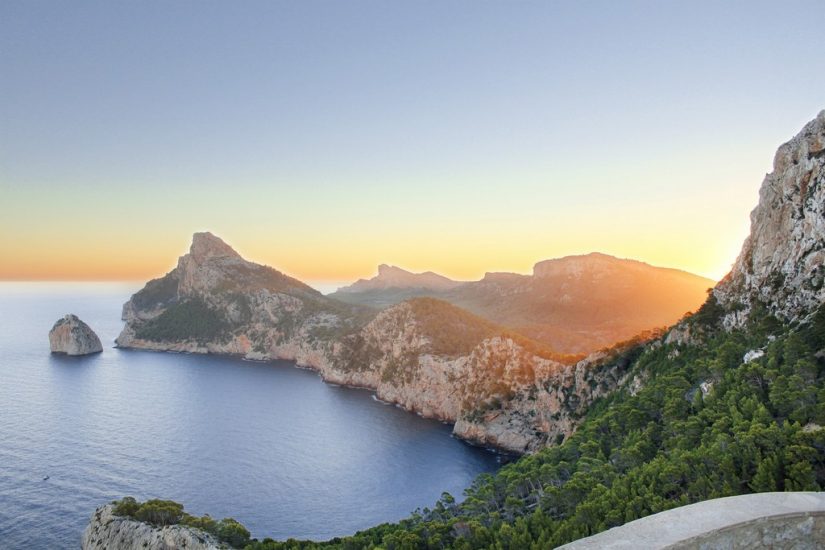 Enjoy the beautiful scenery in Mallorca what to do in mallorca