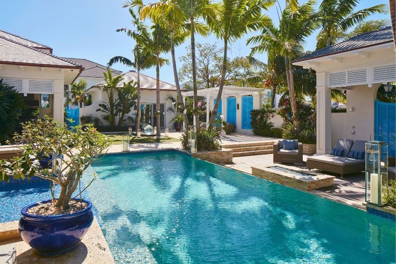 A villa with pool at the Albany resort Bahamas