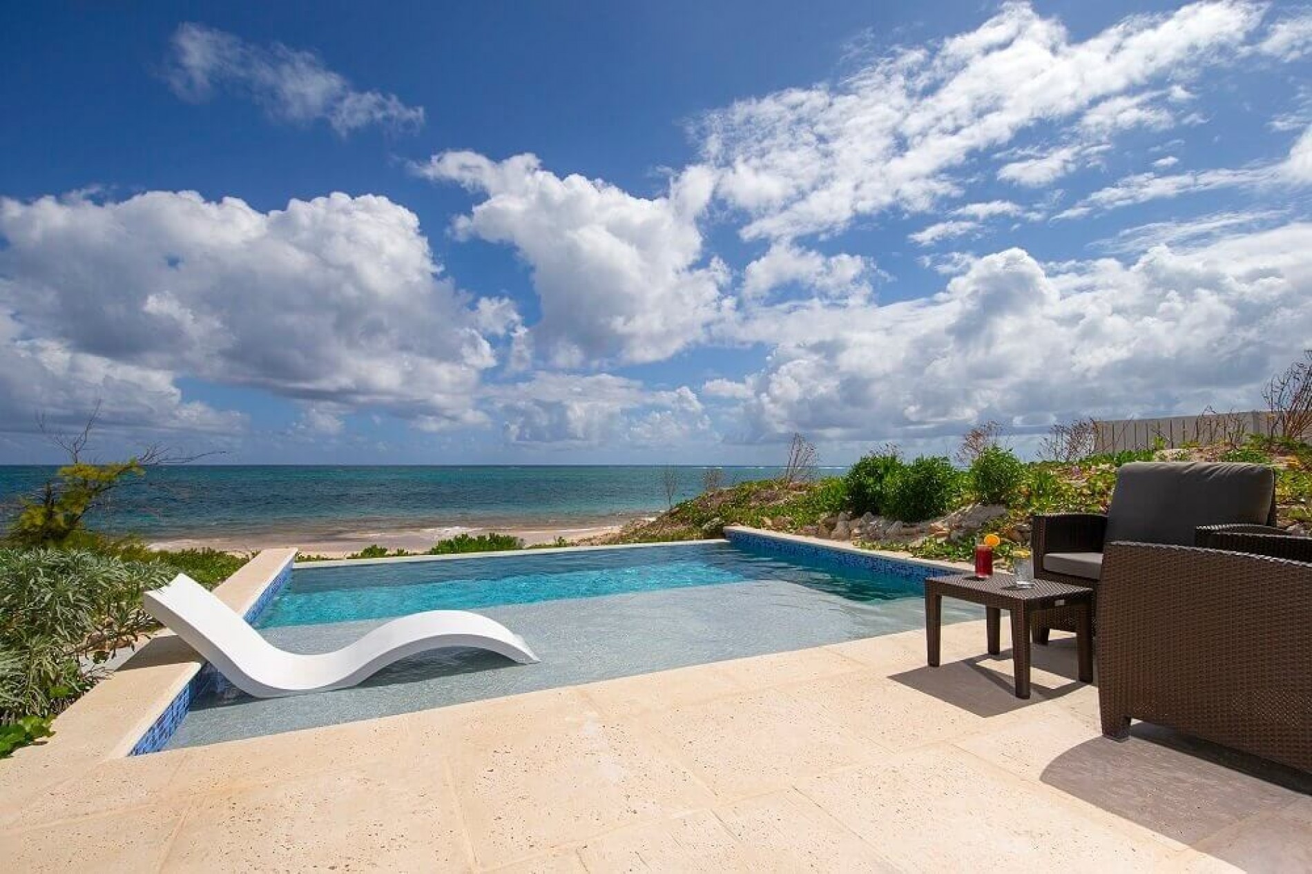 https://www.exceptionalvillas.com/public/upload/listing_photos_resize/w1900xh1900-Beachfront-Villa-Suite-4.jpg