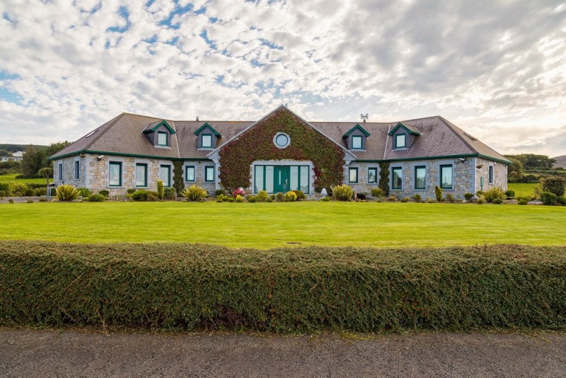 Spacious 5-bedroom Inishowen House with large lawn