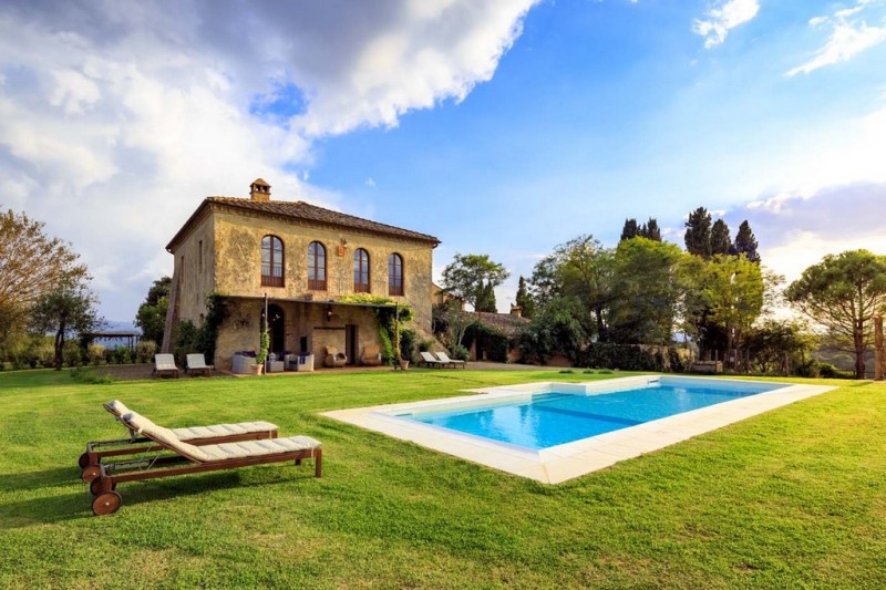 view of Lagesta villa from the pool area in Tucasny