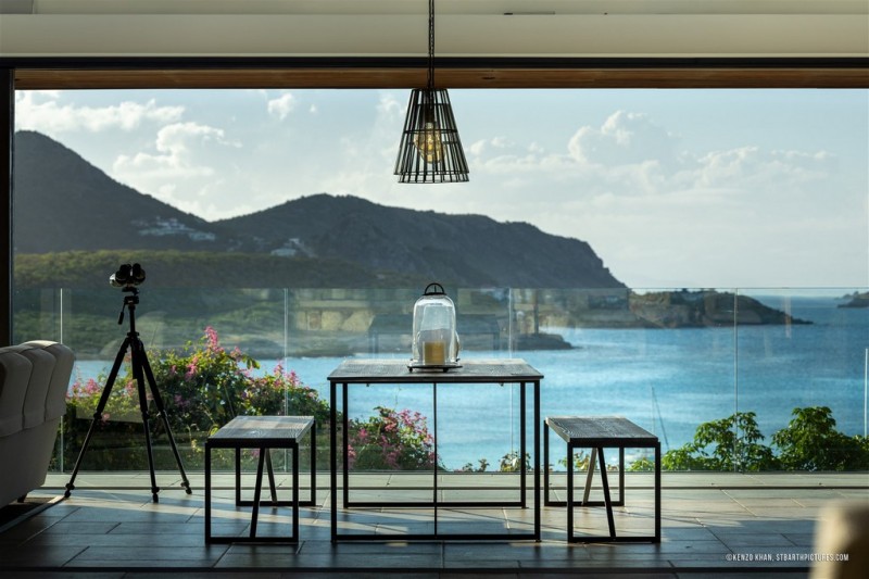 Indoor breakfast nook with a view on the sea at Maud villa