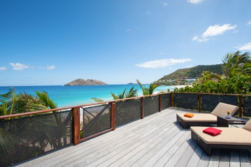 Deck with loungers overlooking Flamands beach