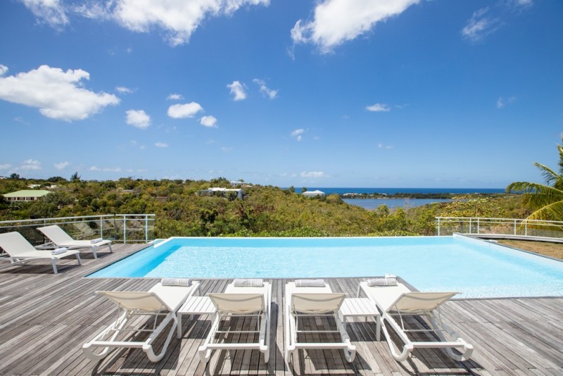 No Limit Villa in St Martin, swimming pool, deck, loungers a