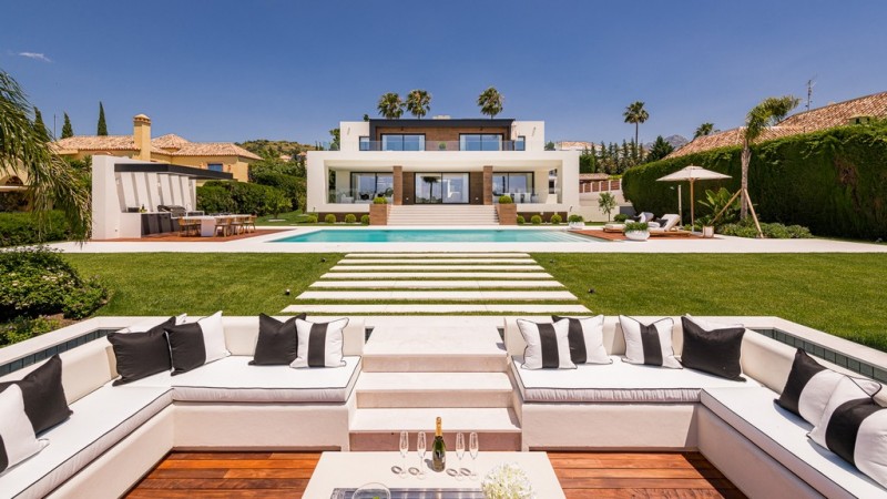 Outside view of garden and pool and villa at Villa Oak