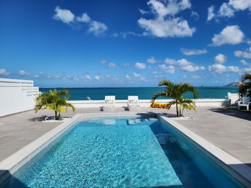 La Perla Bianca pool looking out to sea