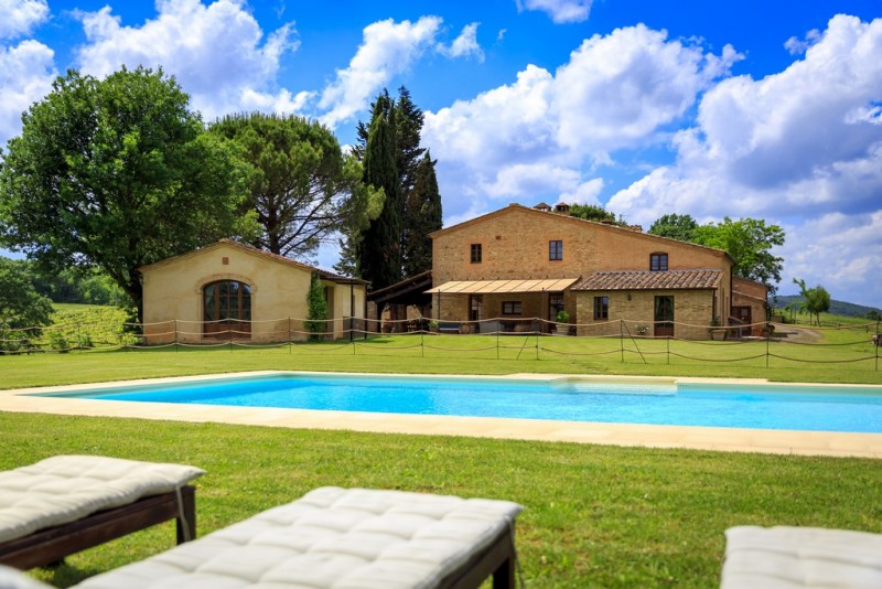 pool and garden at Morgana villa in Italy