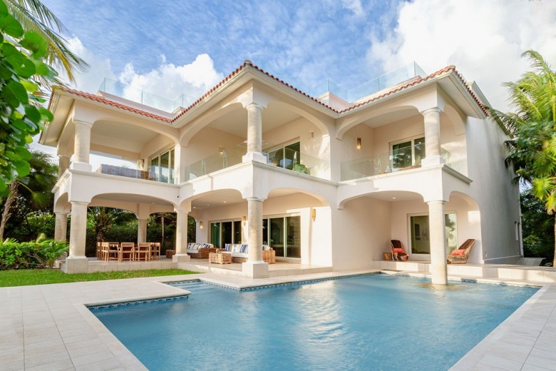 view of pool with villa behind