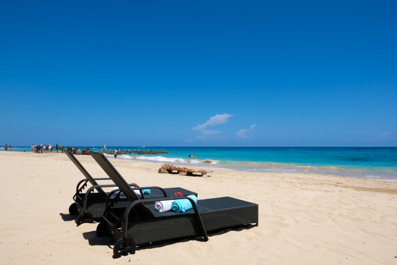 Sun loungers on the beach at Turrasann