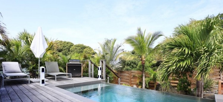 The pool and deck at Villa Cozy Amancaya