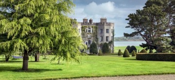 Glin_Castle_Exterior_with_Dramatic_Grey_Sky.jpg